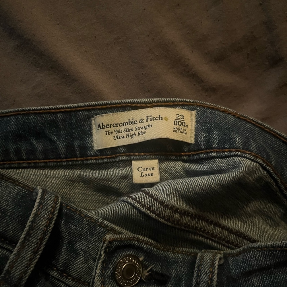 Abercrombie and Fitch 90’s slim straight leg Ultra High Rise - Picture 3 of 3